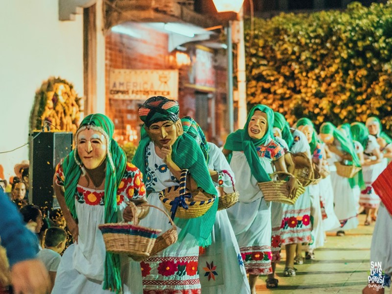 LOS MUERTOS NO ESTÁN  MUERTOS, DANZAN, COMEN Y&nbsp;BEBEN