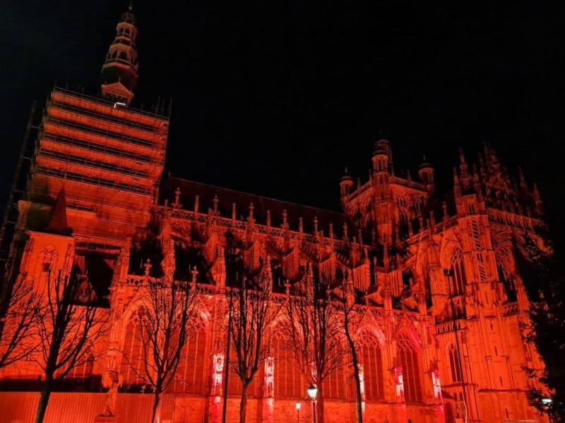 ANTE LA PERSECUSIÓN RELIGIOSA, CATEDRALES, IGLESIAS Y EDIFICIOS VESTIRÁN DE&nbsp;ROJO