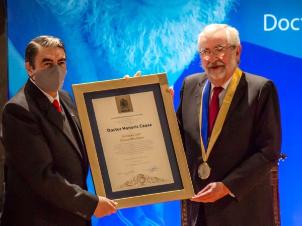 ENTREGA LA UASLP HONORIS CAUSA AL RECTOR DE LA UNAM, ENRIQUE&nbsp;GRAUE