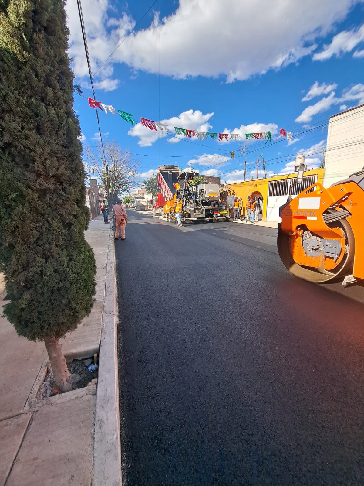 POR  TERMINAR LA COLOCACIÓN DE NUEVO PAVIMENTO EN LA CALLE GRITO DE DOLORES EN LA COLONIA&nbsp;CONSTITUCIÓN