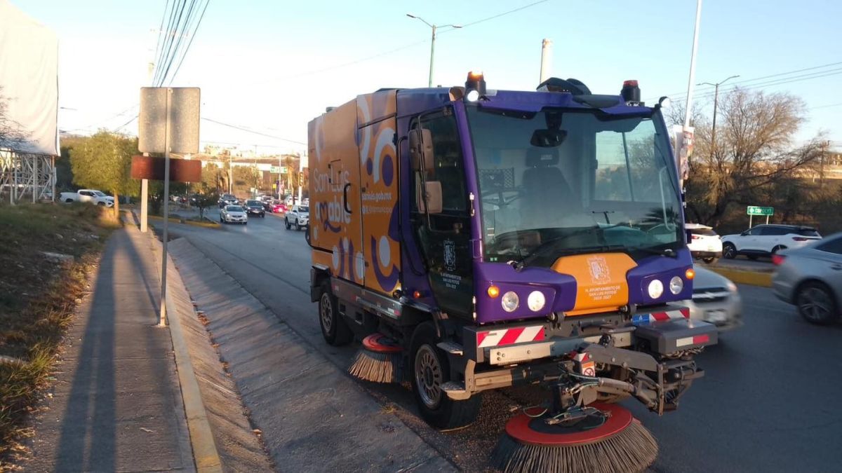 EN AVENIDAS DE ALTA AFLUENCIA SE REFUERZA LA LIMPIEZA CON BARRIDO&nbsp;MECÁNICO