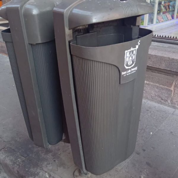 LAS PAPELERAS QUE FUERON RETIRADAS PARA EVITAR DAÑOS DURANTE LAS FESTIVIDADES YA ESTÁN SIENDO&nbsp;INSTALADAS