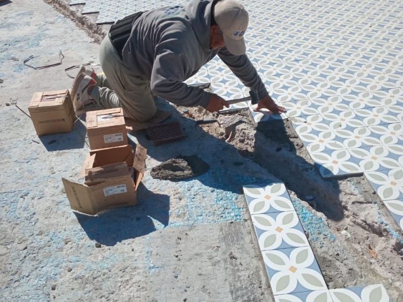 CONTINÚAN MEJORAS EN LA ALAMEDA COLOCAN AZULEJO EN EL LAGO DE LOS&nbsp;PATOS