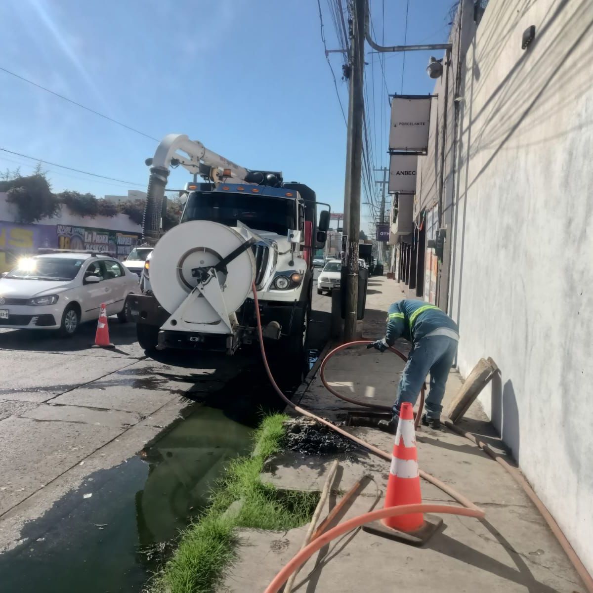 ATIENDEN FUGA DE AGUAS RESIDUALES EN SEBASTIÁN ELCANO Y PROLONGACIÓN&nbsp;MUÑOZ