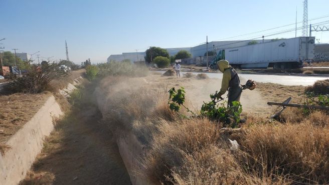 LIMPIAN CUADRILLAS DE TRABAJADORES MUNICIPALES EL EJE&nbsp;140