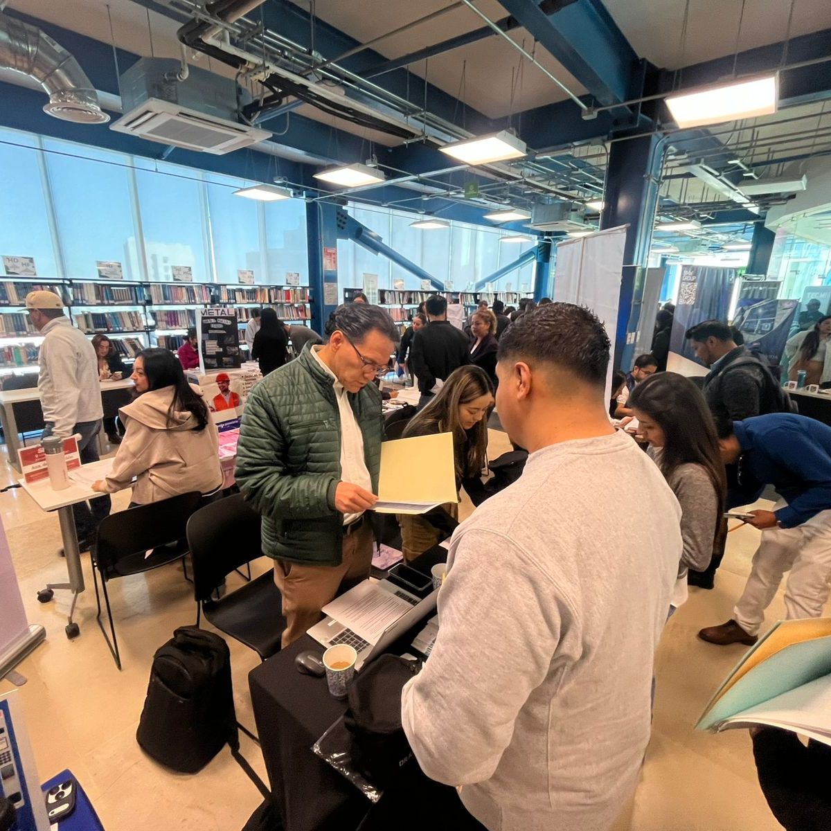 MAS DE 800 PERSONAS PARTICIPARON EN LA FERIA LABORAL DEL TEC&nbsp;MILENIO