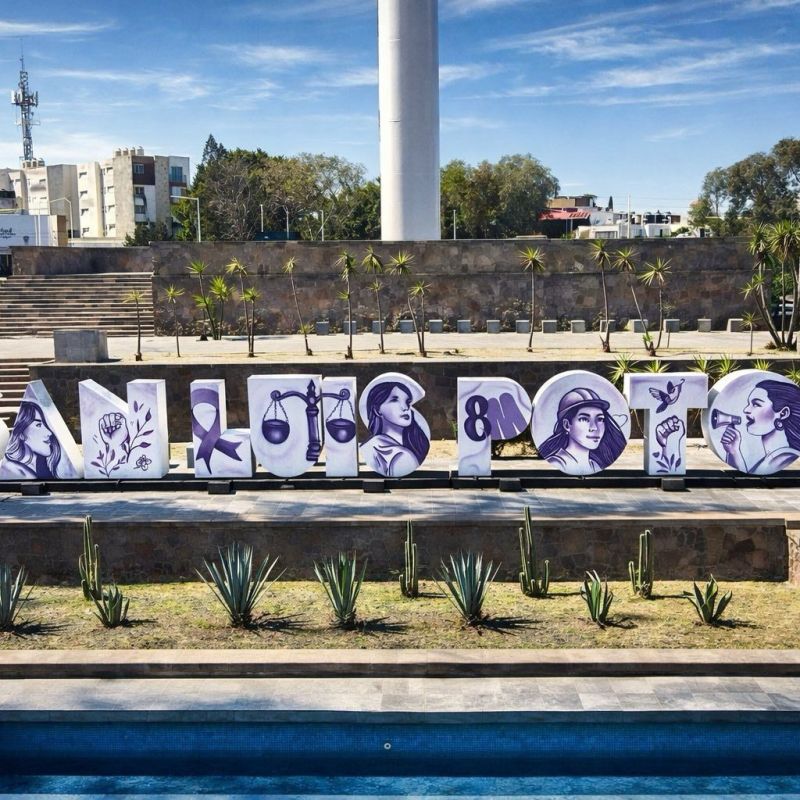 LETRAS MONUMENTALES DEL ASTA BANDERA SE VISTEN DE MORADO POR EL&nbsp;8M