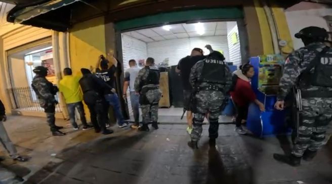 RETIRAN PUESTO AMBULANTE DONDE SE CONSUMÍAN BEBIDAS ALCOHÓLICAS EN LA VÍA&nbsp;PÚBLICA