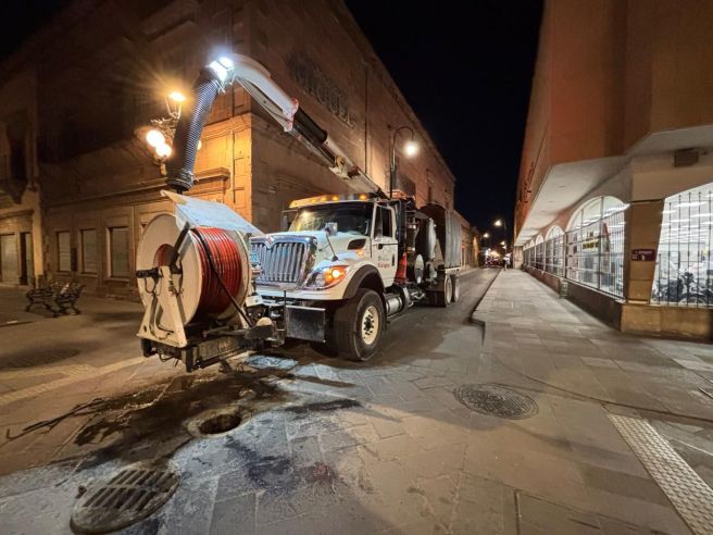 CONTINÚAN LAS JORNADAS DE LIMPIEZA NOCTURNA A DRENAJES DEL CENTRO&nbsp;HISTÓRICO