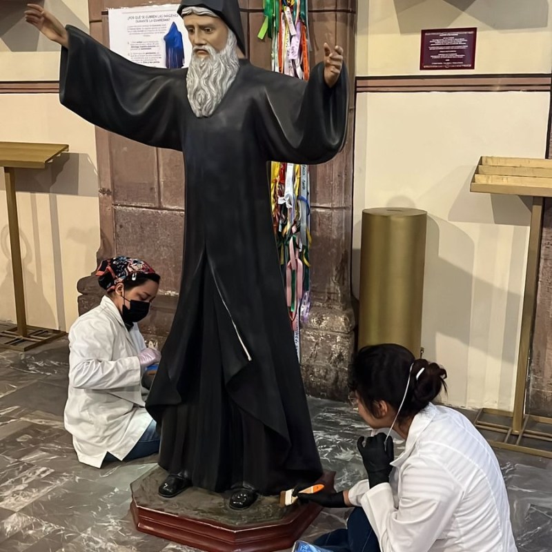 ESTUDIANTES DE LA UASLP E INAH REALIZAN LIMPIEZA DE IMÁGENES DE TEMPLO DE LA COMPAÑÍA, TRAS DAÑOS DEL&nbsp;8M