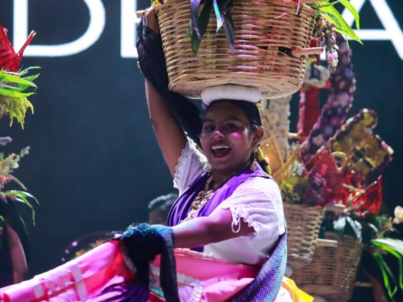 EL COLOR Y LA TRADICIÓN PRESENTES EN FUNDADORES CON LA&nbsp;GUELAGUETZA