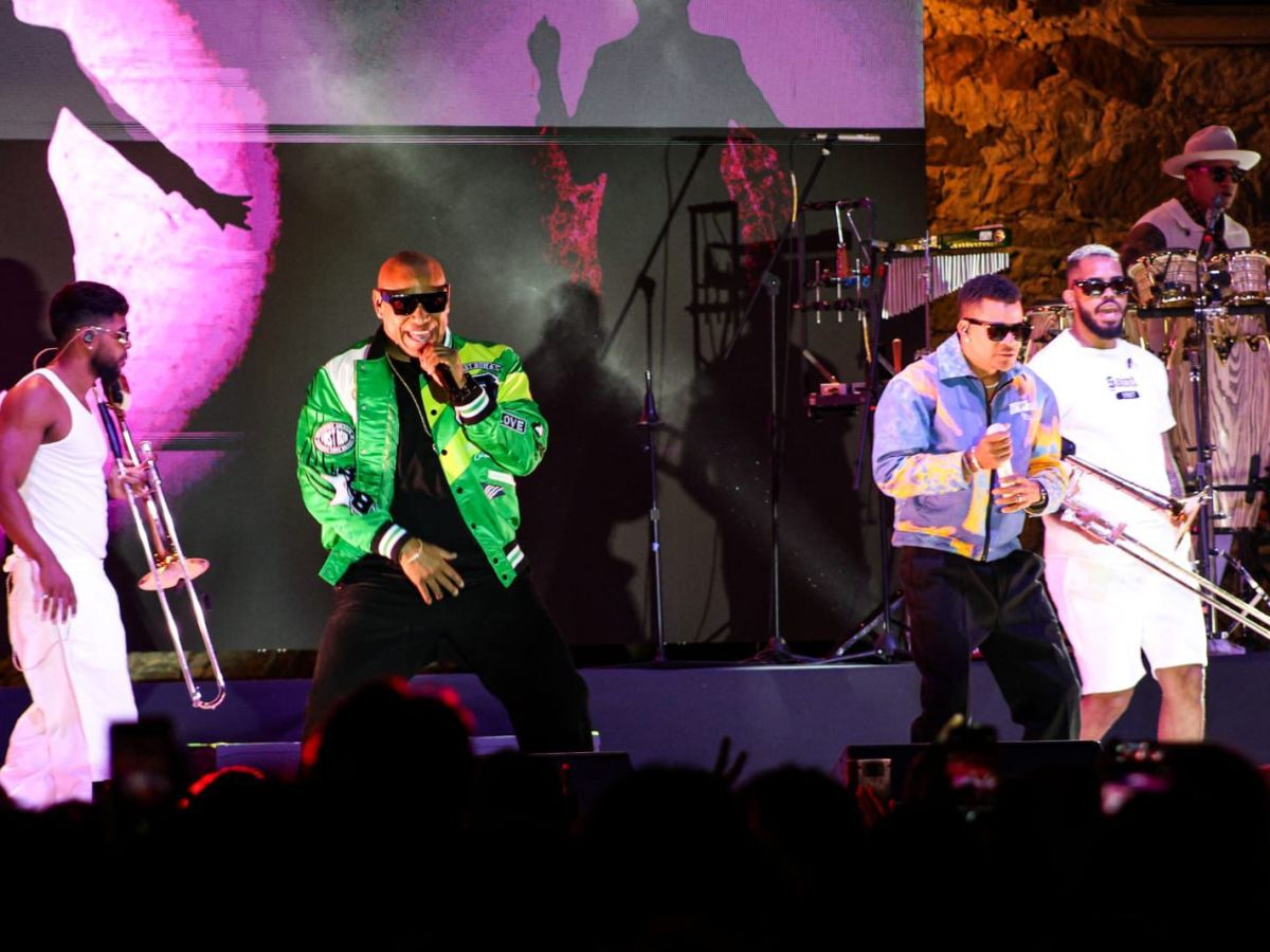 GENTE DE&nbsp; ZONA PUSO A&nbsp; CANTAR Y BAILAR A LOS ASISTENTES DE PLAZA&nbsp;ARANZAZÚ