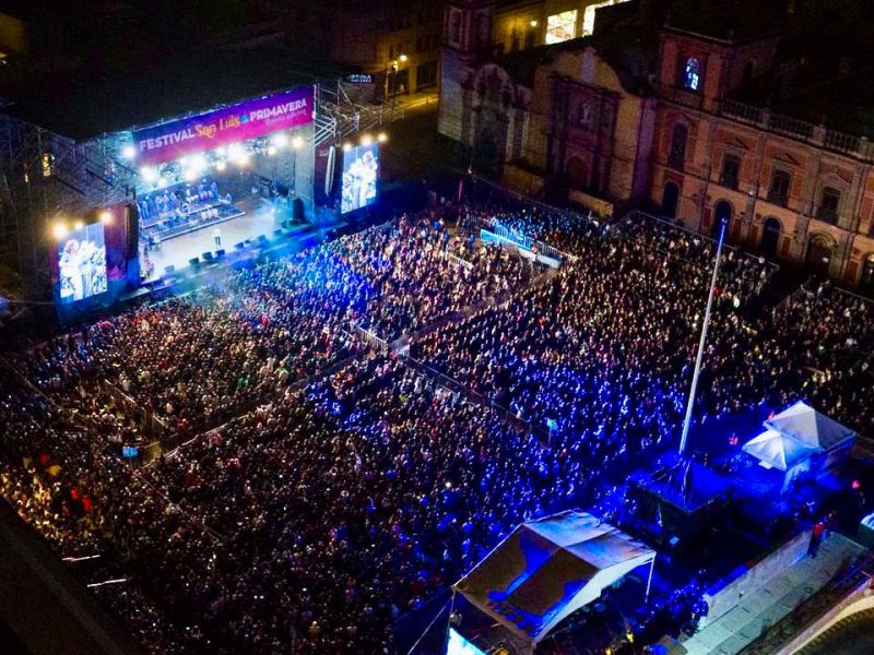 FUNDADORES ABARROTADO PERO BAILÓ Y CANTÓ AL RÍTMO DEL “ CABALLERO DE LA SALSA”: GILBERTO SANTA&nbsp;ROSA