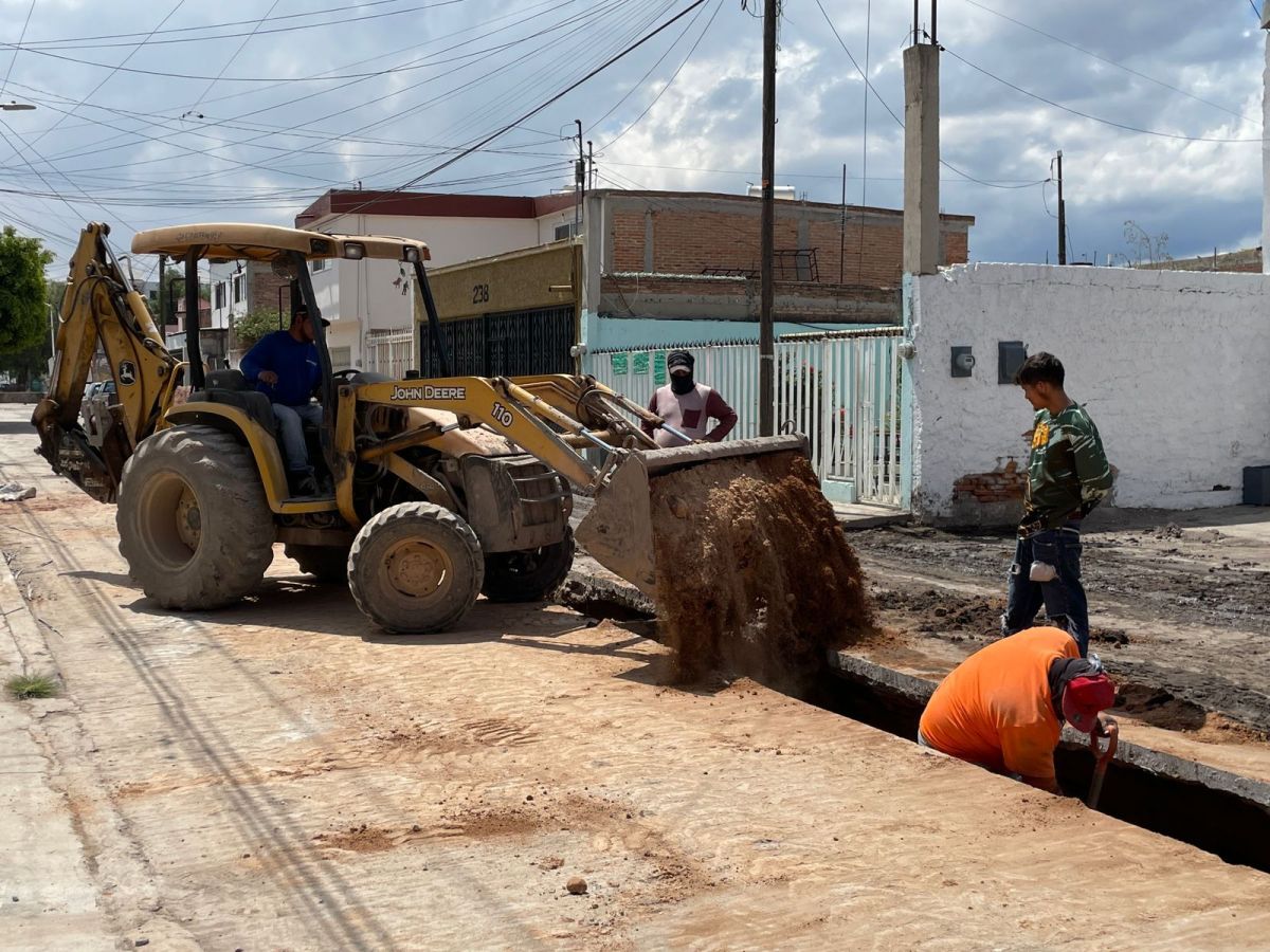 CON UNA INVERSIÓN DE 1.5 MDP INTERAPAS RENUEVA DRENAJE EN LA JULIÁN&nbsp;CARRILLO