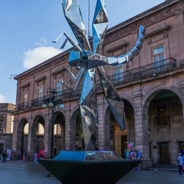 “MEMORIAS DE UN JARDÍN SOÑADO” DE FERNANDO ANDRIACCI CONTINÚA ABIERTA AL PÚBLICO EN PLAZA DE ARMAS Y PALACIO&nbsp;MUNICIPAL
