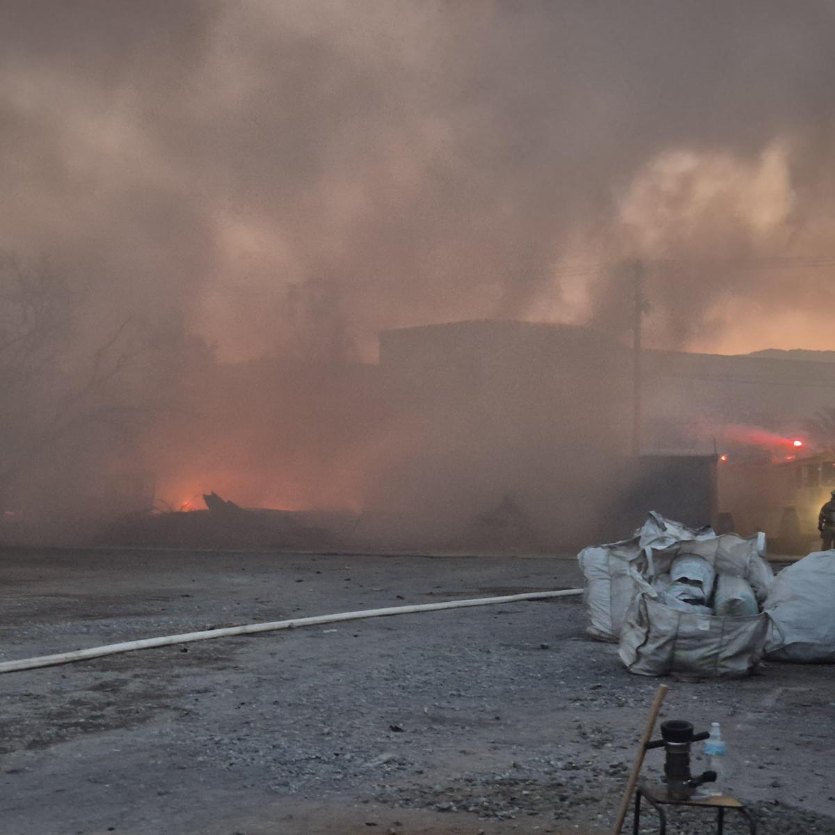 TRABAJAN PARA CONTENER INCENDIO EN NAVE&nbsp;INDUSTRIAL