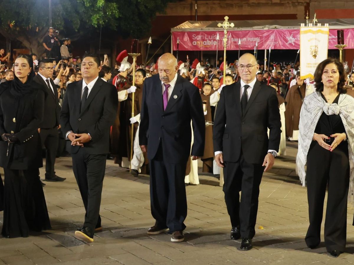 EL ALCALDE ENRIQUE GALINDO EN LA PROCESIÓN DEL SILENCIO JUNTO A LA PRESIDENTA DEL DIF ESTELA ARRIAGA, LA SENADORA RUTH GONZÁLEZ Y EL GOBERNADOR&nbsp;GALLARDO