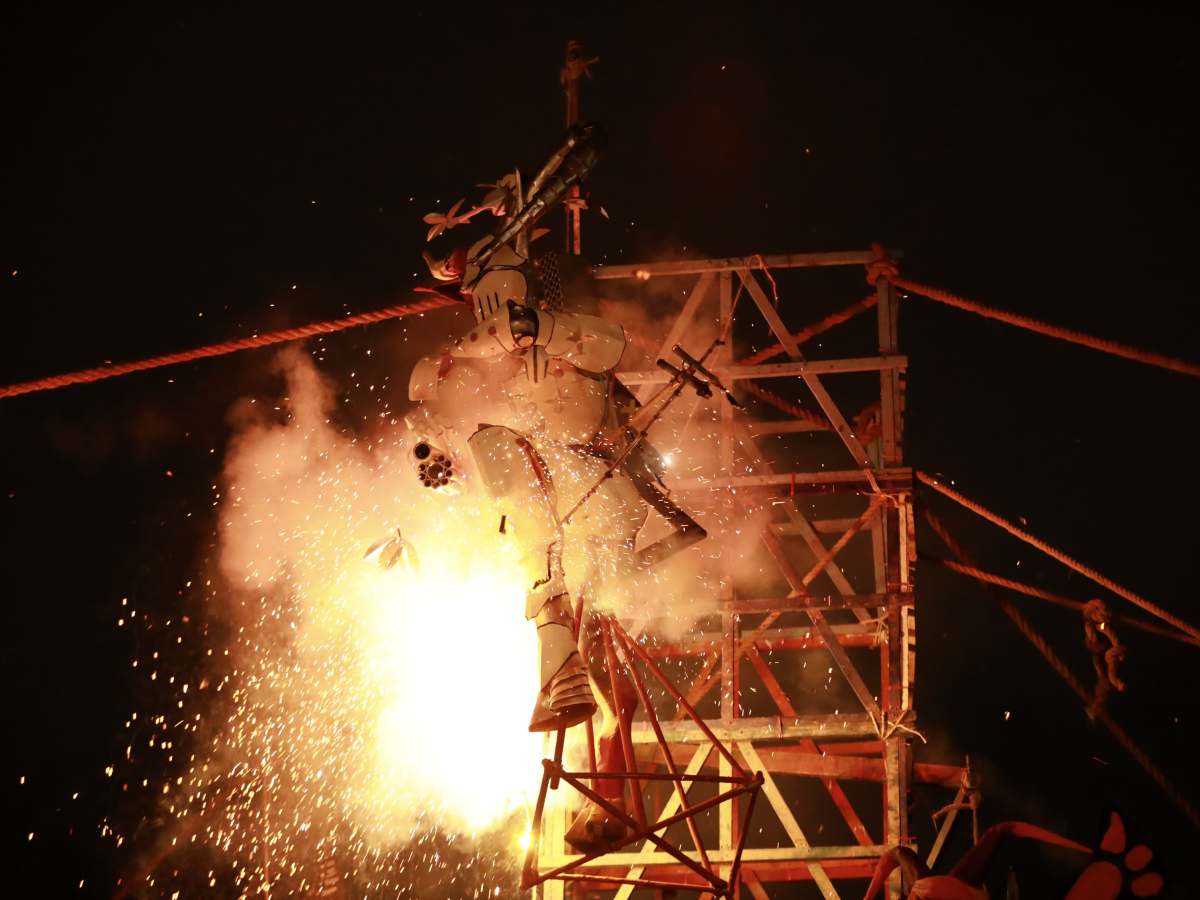 EN PLAZA DE ARMAS SE REALIZÓ LA TRADICIONAL QUEMA DE JUDAS Y DANZA&nbsp;AZTECA