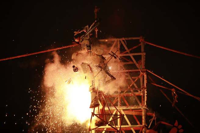 EN PLAZA DE ARMAS SE REALIZÓ LA TRADICIONAL QUEMA DE JUDAS Y DANZA&nbsp;AZTECA