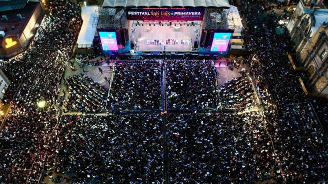 CIERRA CON MON LAFERTE EL FESTIVAL SAN LUIS EN PRIMAVERA CON UNA PLAZA FUNDADORES&nbsp;REPLETA