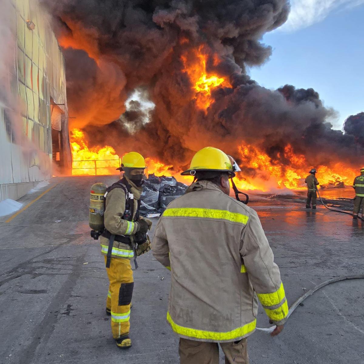 CUERPOS DE SEGURIDAD, RESCATE Y EMERGENCIAS ATIENDEN INCENDIO EN ZONA&nbsp;INDUSTRIAL