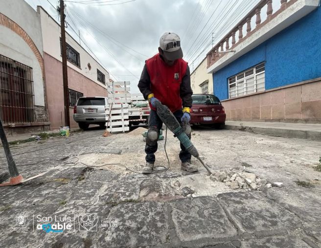 CUADRILLAS MUNICIPALES ATIENDEN BACHEO EN CALLES DEL CENTRO HISTÓRICO DE&nbsp;SLP