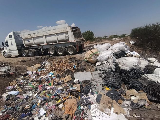 POLICÍA MUNICIPAL DETIENE INFRAGANTI A TRANSPORTISTA POR TIRAR RESIDUOS PELIGROSOS EN LA&nbsp;PILA