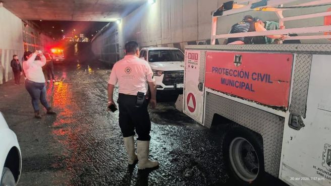 RESCATA PROTECCIÓN CIVIL MUNICIPAL A PERSONAS VARADAS EN EL DESNIVEL DE PLAZA SAN&nbsp;LUIS