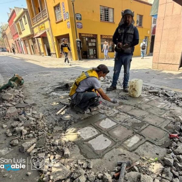 SUSTITUYEN PIEZAS DE CANTERA EN CALLE JUAN SARABIA EN EL CENTRO&nbsp;HISTÓRICO