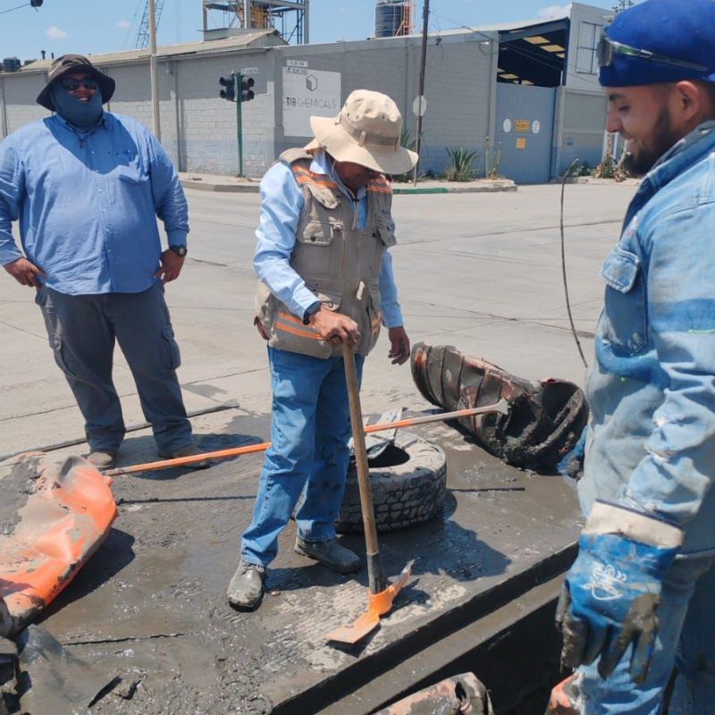 INTERAPAS ATENDIÓ ENCHARCAMIENTO PROVOCADO POR DESFOGUE DE UNA EMPRESA EN EJE 110 E&nbsp;INDUSTRIAS