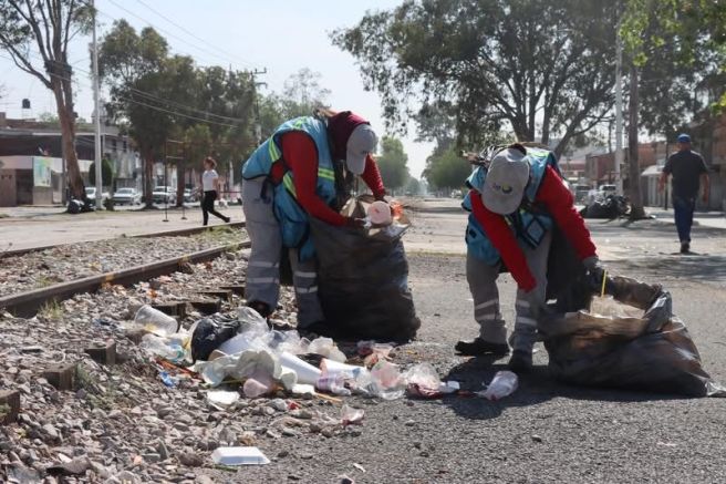 SE REALIZA LIMPIEZA EN AVENIDA HERNÁN CORTÉS EN EL MARCO DE CAPITAL AL&nbsp;100