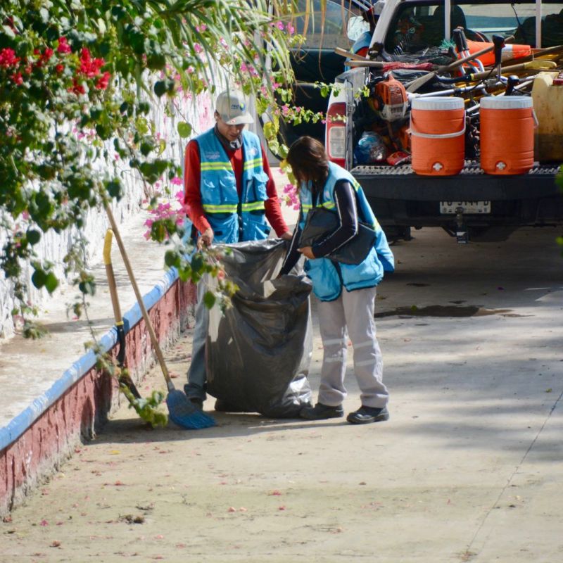 RECOGEN 36 TONELADAS DE TIERRA, BASURA Y MALEZA, PARA REHABILITAR EL PARQUE LINEAL RÍO&nbsp;ESPAÑITA