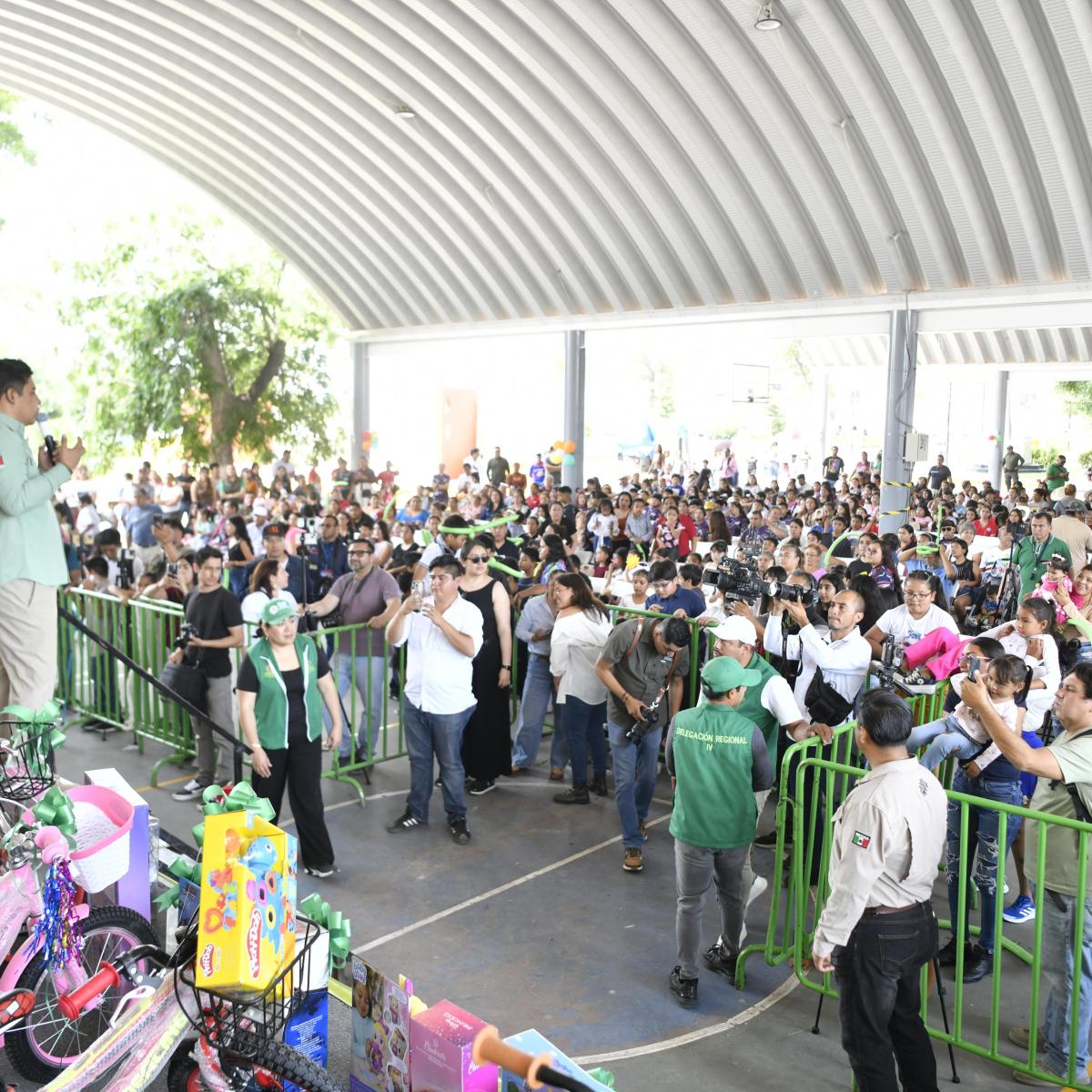 RICARDO GALLARDO FESTEJA A NIÑEZ DE MATEHUALA E INICIA PAVIMENTACIÓN DE&nbsp;AVENIDA