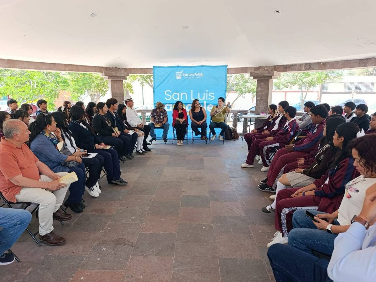 ESCRITORES EN LA PILA FOMENTANDO LA&nbsp;LECTURA