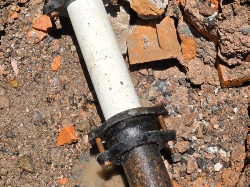REPARAN FUGA DE AGUA FRENTE A LA ALAMEDA JUAN&nbsp;SARABIA