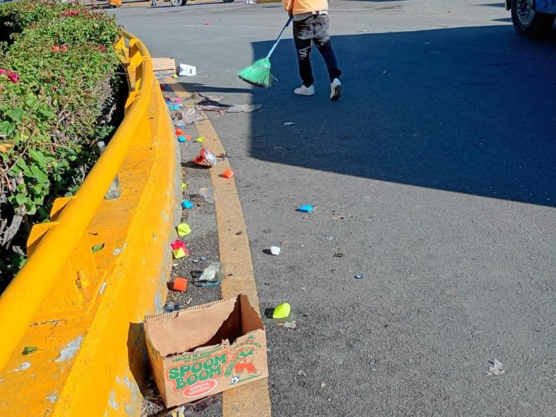 EN LA GLORIETA BOCANEGRA RETIRARON CINCO TONELADAS DE BASURA TRAS LOS FESTEJOS POR TRIUNFO DE&nbsp;MÉXICO