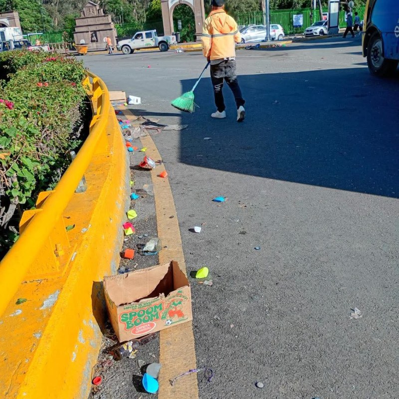 EN LA GLORIETA BOCANEGRA RETIRARON CINCO TONELADAS DE BASURA TRAS LOS FESTEJOS POR TRIUNFO DE&nbsp;MÉXICO