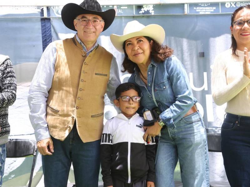 ESTELA ARRIAGA PRESIDENTA DEL DIF ENTREGA LENTES EN&nbsp;BOCAS