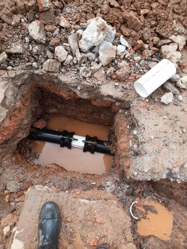 REPARAN FUGA DE AGUA ENNLA COLONIA ENRIQUE FLORES&nbsp;MAGÓN