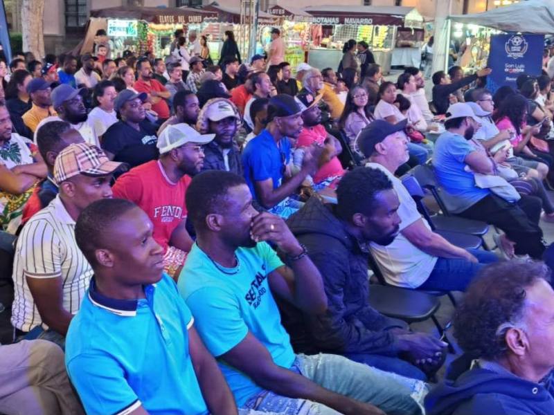 HAITIANOS QUE VIVEN EN SAN LUIS CAPITAL VIVIERON EL DEBUT DE SU EQUIPO NACIONAL DESDE PLAZA DEL&nbsp;CARMEN