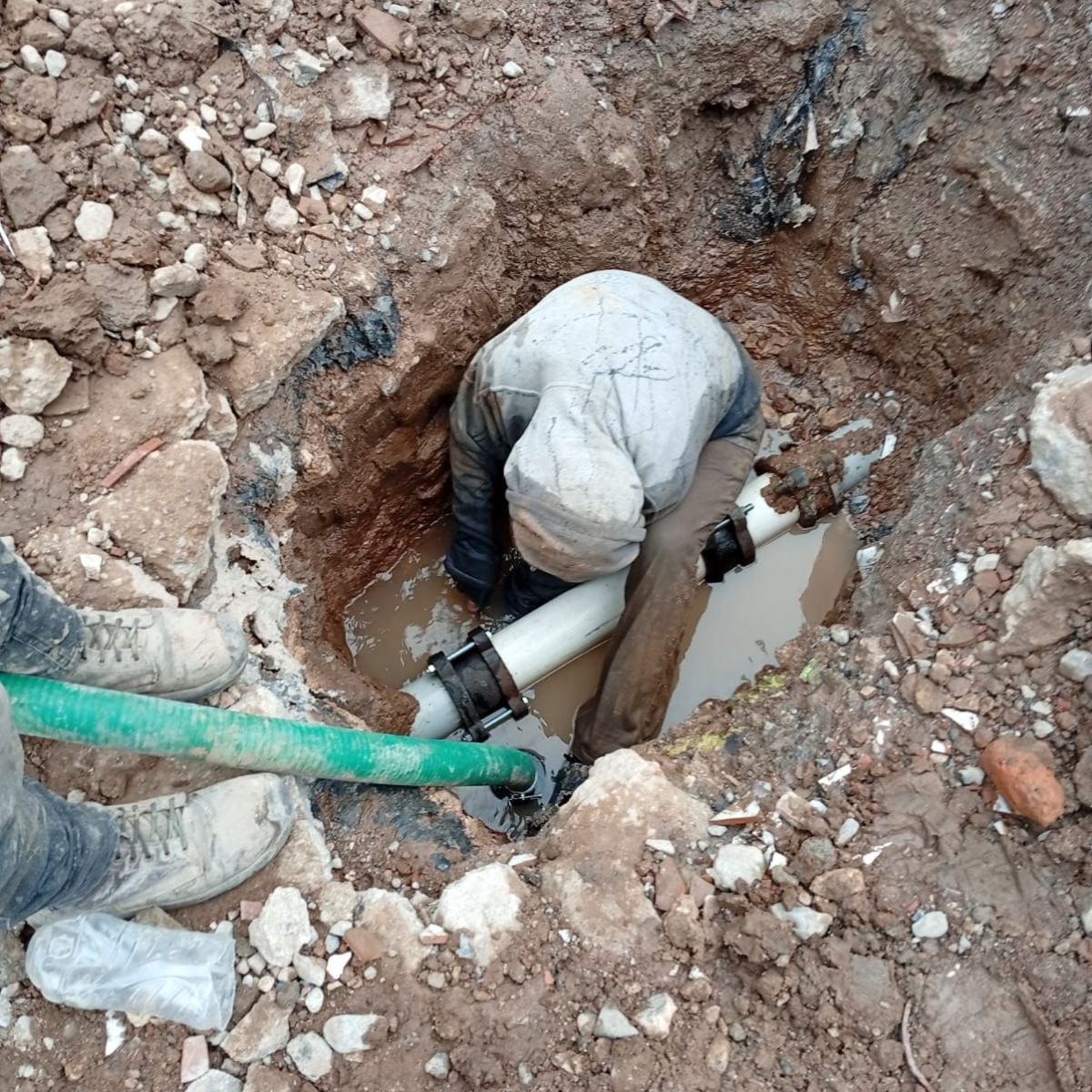 INTERAPAS SUSTITUYE TUBERIA DE AGUA QUE SE ENCONTRABA DAÑADA  EN HOGARES OBREROS O EN&nbsp;SOLEDAD