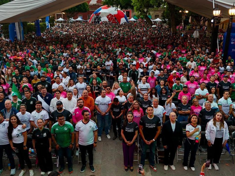 CON 10 MIL PERSONAS  EN LA PLAZA DEL CARMEN, ENTRE PANTALLA GIGANTE, TACOS Y UN GOL DE MÉXICO QUE HASTA EL TEATRO&nbsp;BAILÓ