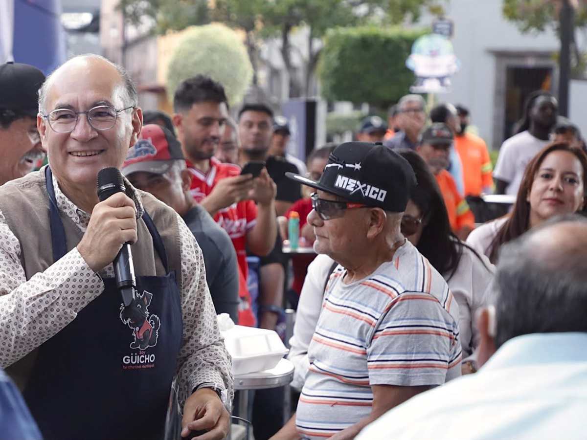 CELEBRA GALINDO DÍA DEL PADRE EN PLAZA DEL CARMEN CON TRABAJADORES&nbsp;MUNICIPALES