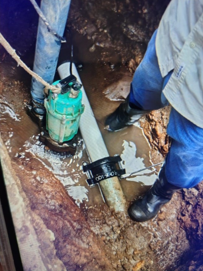 REPARAN FUGA EN LA CALLE GARANTÍAS INDIVIDUALES DE LA COLONIA JUAN&nbsp;SARABIA