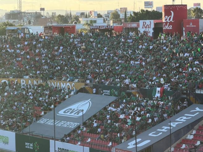 GRAN AFLUENCIA AL ESTADIO PARA VER EN LA PANTALLA EL MÉXICO CHEQUIA CONSIDERAN ASISTENCIA CERCANA A LAS 15 MIL&nbsp;PERSONAS