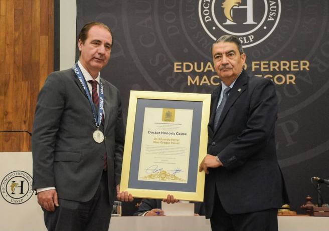 OTORGA LA UASLP EL GRADO DE DOCTOR HONORIS CAUSA A EDUARDO FERRER&nbsp;MAC-GREGOR
