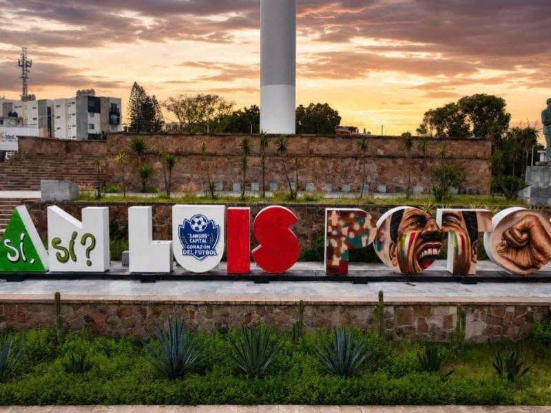 LAS LETRAS UBICADAS EN EL ASTA BANDERA DE SALVADOR NAVA FUERON INTERVENIDAS CON UN DISEÑO&nbsp;MUNDIALISTA