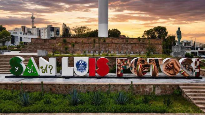 LAS LETRAS UBICADAS EN EL ASTA BANDERA DE SALVADOR NAVA FUERON INTERVENIDAS CON UN DISEÑO&nbsp;MUNDIALISTA
