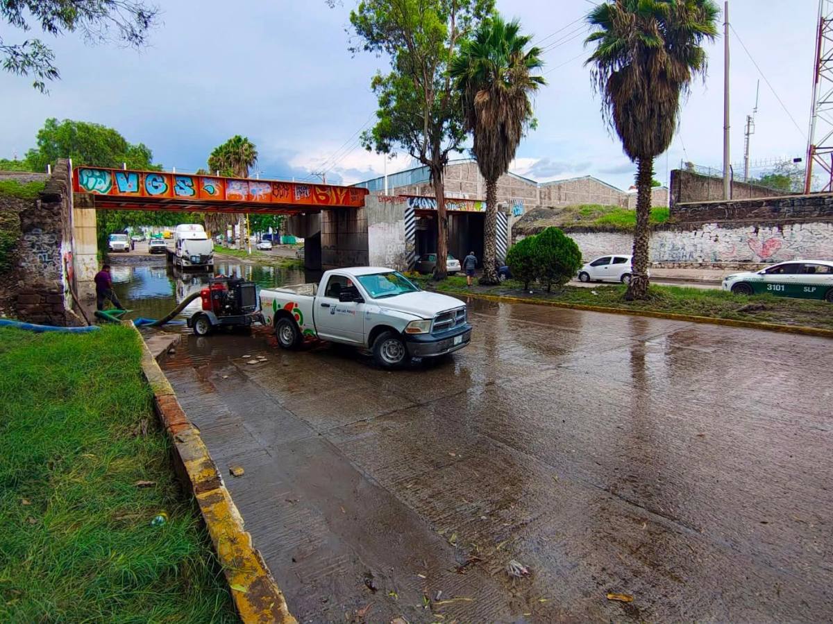 ATIENDE OBRAS PÚBLICAS DEL MUNICIPIO ENCHARCAMIENTO BAJO EL PUENTE&nbsp;NARANJA
