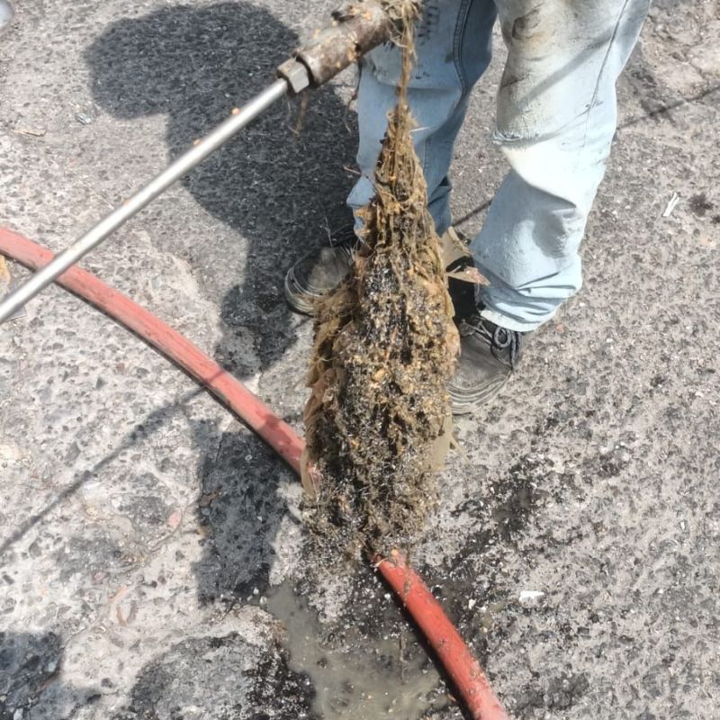 TAPONES DE GRASA RESIDUOS DE COMIDA, LODO Y BASURA EN LAS INMEDIACIONES DEL MERCADO&nbsp;REPÚBLICA